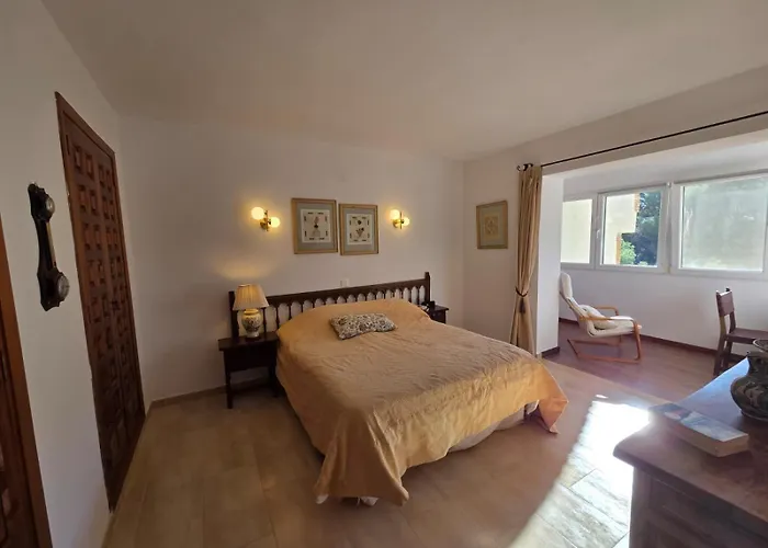 Cozy Rustic Spanish House 哈维亚